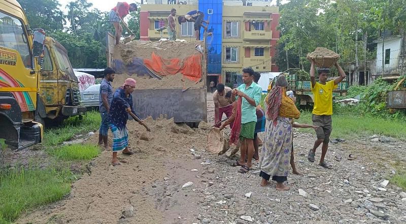 ট্রাকে বালুর নিচে ত্রিপল দিয়ে মুড়িয়ে ভারতীয় চোরাচালানের চিনি পরিবহনের সময় একজনকে আটক করেছে পুলিশ। গতকাল শনিবার বিকেলে সিলেটের দক্ষিণ সুরমা উপজেলার পীর হাবিবুর রহমান চত্বরে